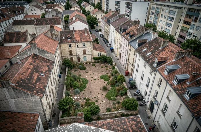 Vue en hauteur sur les toits et ruelles d'un quartier mixte d'Alès, contraste entre zones rénovées et dégradées